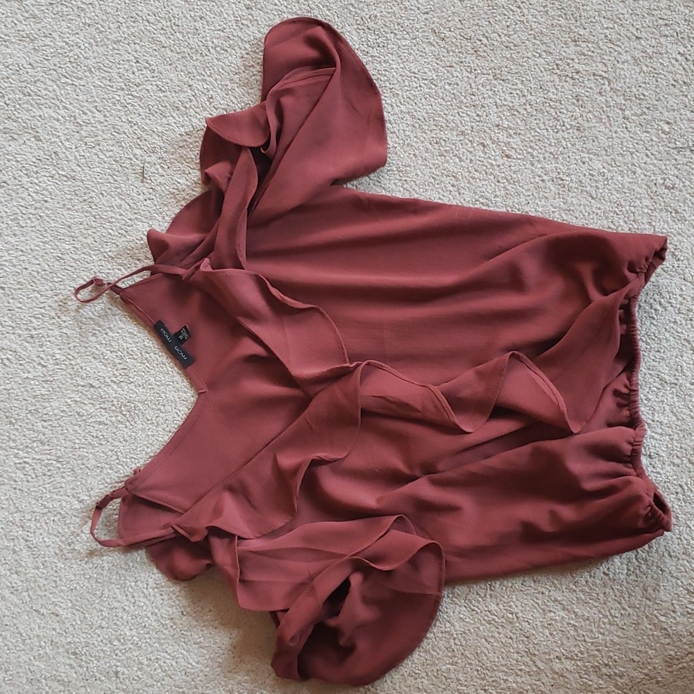 Moa moa peek shoulder flowy crop top, color rust, size M